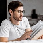 Dečko s naočalama koji čita