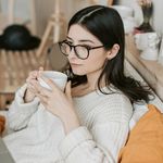 Djevojka s naočalama u mislima