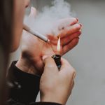 Djevojka pali cigaretu
