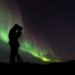 Par izmjenjuje poljupce pod polarnom svjetlošću