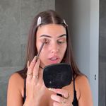 Leah Halton se šminka