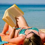 Čitanje knjige na plaži
