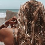 Djevojka čita na plaži
