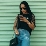 Djevojka gleda u mobitel