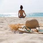 Djevojka na plaži i njezine stvari