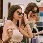 Prijateljice u shoppingu