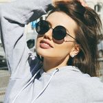 Djevojka sa sunčanim naočalama