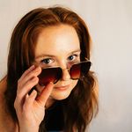 Sumnjičava djevojka