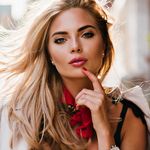 Samopouzdana lijepa djevojka