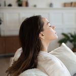 Djevojka koja je sama