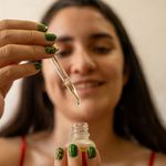 Stavljanje seruma na lice