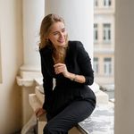 Žena u crnom outfitu