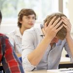 Dečko se drži za glavu