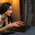 Djevojka tipka na laptopu
