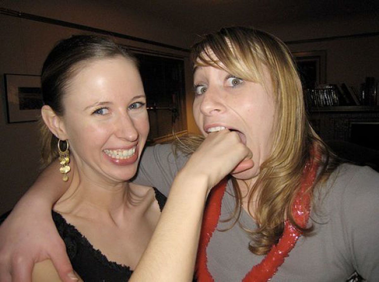 Полный рот домашнее. Девушки с большим ртом фото. Две женщины с открытыми ртами. Подруги с открытыми ртами.