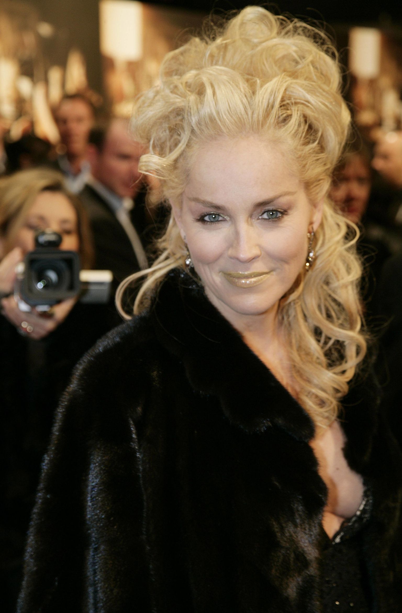 Fatalno izdanje Sharon Stone s premijere "Sirovih strasti 2" prije 17 ...
