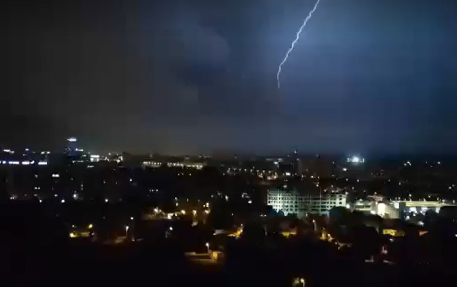 VIDEO/FOTO Olujno Nevrijeme Prohujalo Zagrebom, Pogledajte Kako Je Sve ...