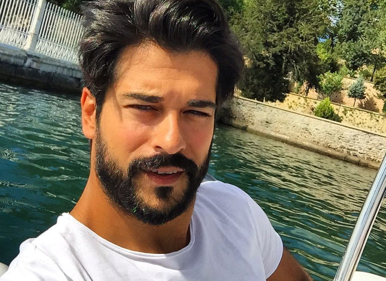 Бурак озчивит. Бурак озчивит. Бурак озчивит актёр. Турецкий актер бурак. Бурак озчивит в очках.