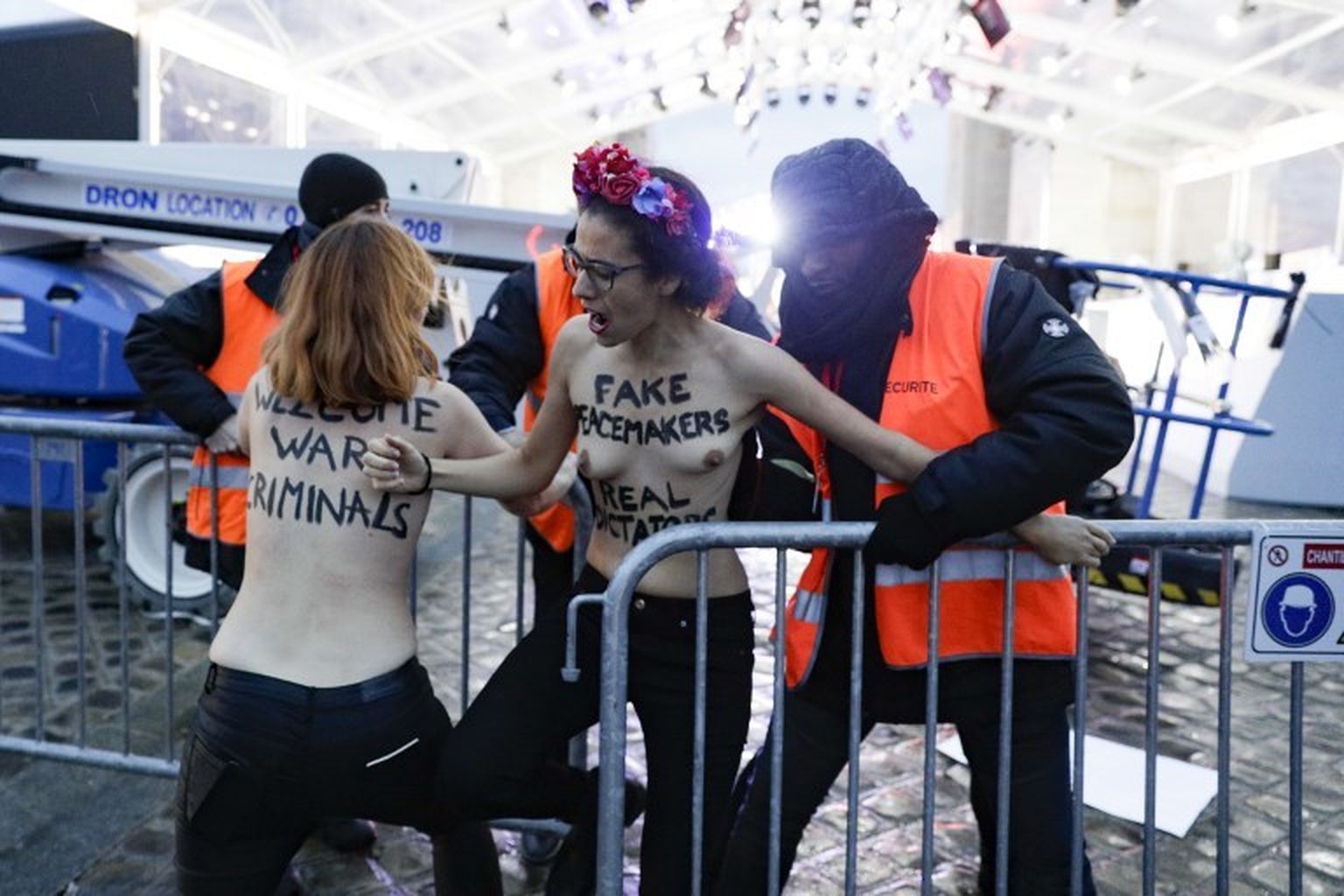 Žena golih grudi s natpisom Femen istrčala pred kolonu Donalda Trumpa (Foto...