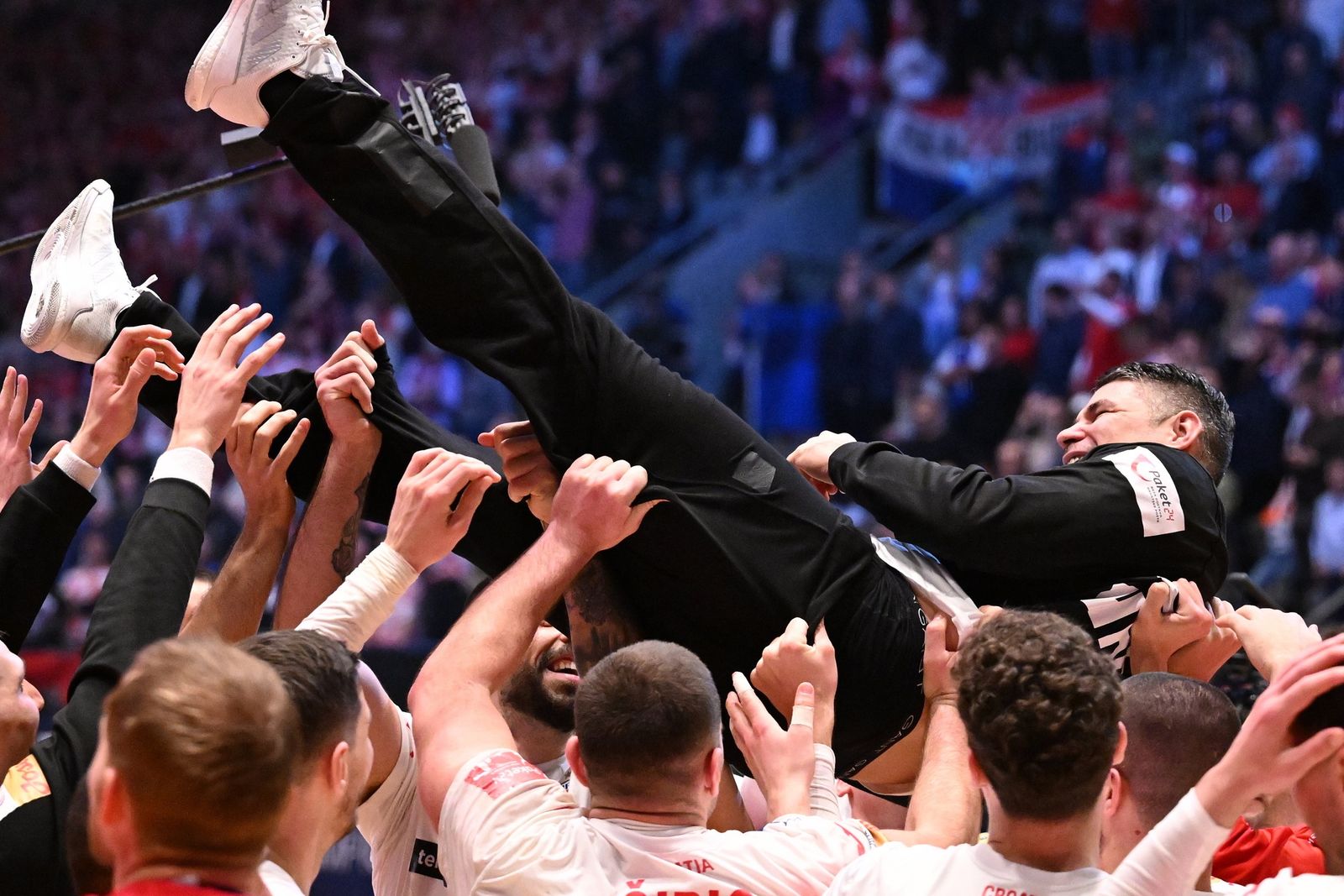 Ivan Pešić na rukama suigrača