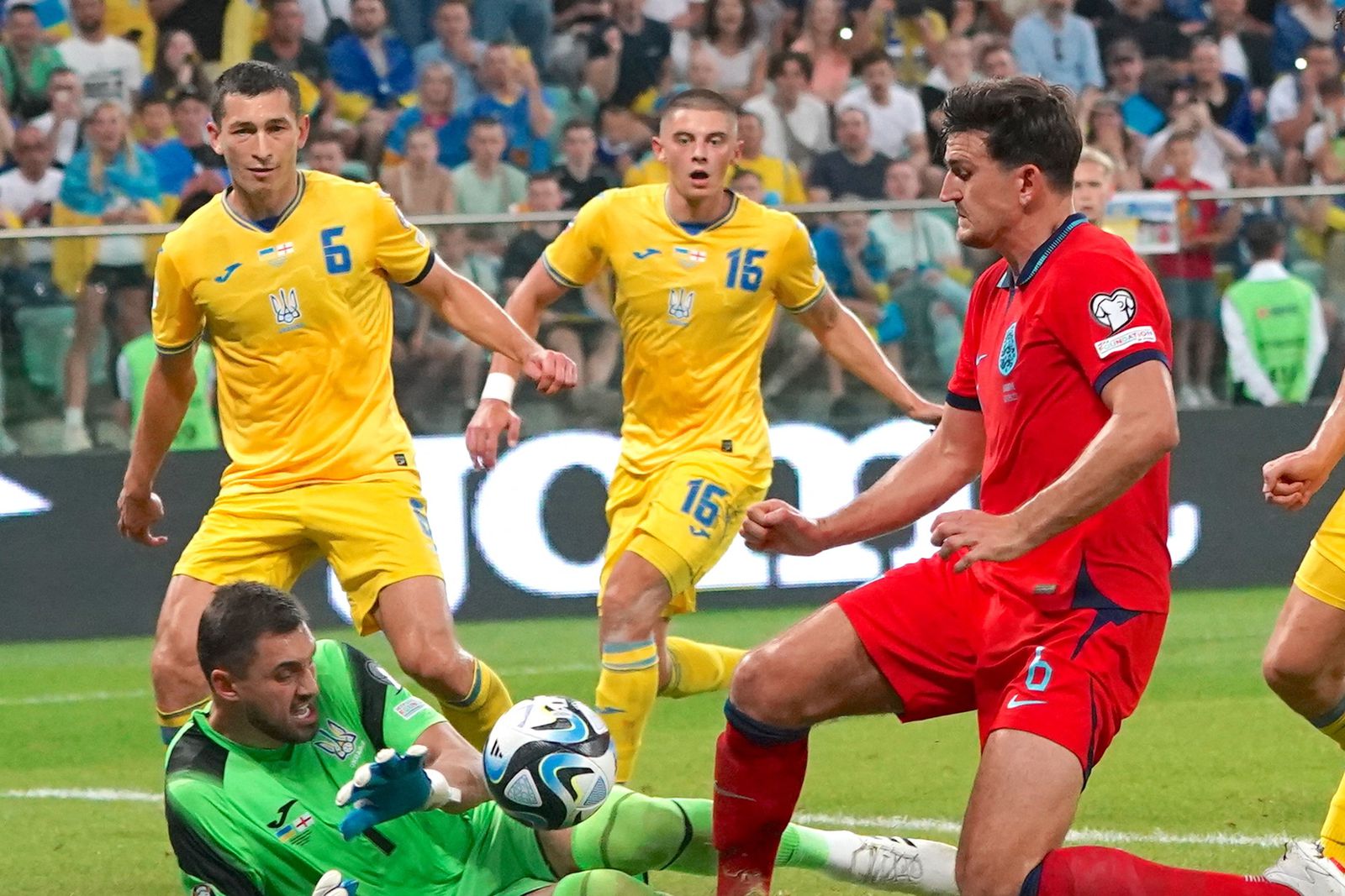 VIDEO Harry Maguire ponovno zabavlja internet: Svi se smiju njegovoj  reakciji kod ukrajinskog gola