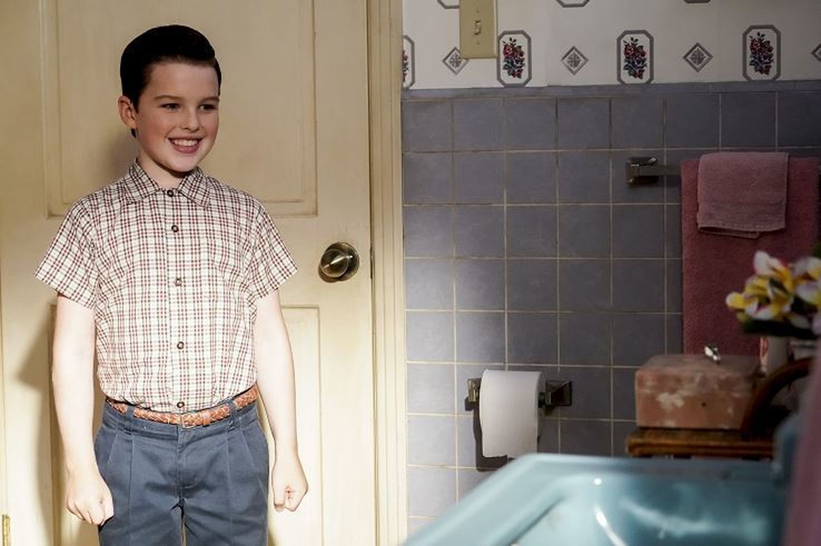 Детство шелдона джордж. Young Sheldon. Детство Шелдона Джорджи. Билли детство Шелдона. Iain Armitage Sheldon.