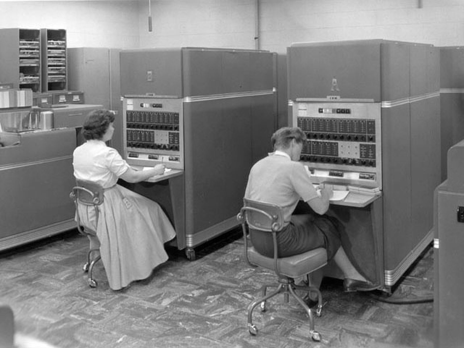 Вычислительная машина появилась. IBM 650 компьютер. IBM компьютер 1950. Компьютер IBM 1970. IBM 70х.