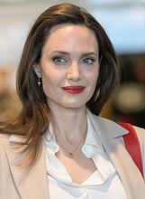 Angelina Jolie u popularnim, ali neudobnim cipelama - 2