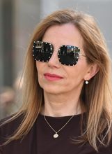 Zgodna dama iz Zagreba u efektnim slingback sandalama zlatne boje