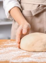 Žena mijesi tijesto za kruh