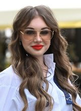 Ulična moda brineta iz Zagreba s torbom za plažu od rafije brenda Jacquemus - 2