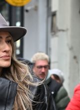 Ulična moda Muglerove traperice na zagrebačkoj špici - 1