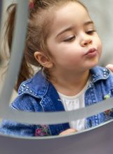 Djevojčica se gleda u ogledalo