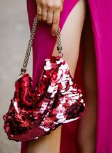 Blještava torbica sjajan je poklon za prijateljicu koja voli šljokice