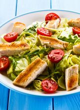 Salata s pečenom piletinom