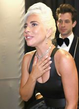 Lady Gaga nokte je nalakirala Essie lakom za nokte