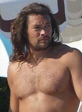Jason Momoa na bazenu - 2