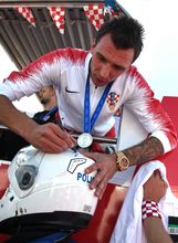 Mario Mandžukić potpisuje kacigu policajcu