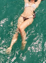 Žena pliva u moru