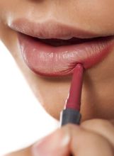 Stavljanje olovke za usne