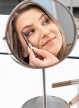 Iscrtavanje obrva postao je dio make-up rutine