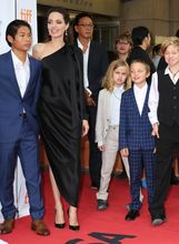 Angelina Jolie s djecom na crvenom tepihu 2017. godine