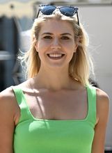 Ljepotica iz Zagreba u pletenoj suknji i topu