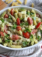Salata s pestom