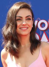 Mila Kunis u ružičastom topu koji posebno laska manjim grudima - 5