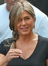 Jennifer Aniston u robusnijim gležnjačama i modelu traperica koje vole svaku figuru - 4