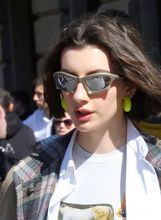 Mlada dama u efektnim cipelama iz zajedničke kolekcije brendova Y/Project i Melissa