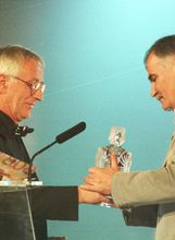 Oliver Dragojević predaje Zdenku Runjiću Porina za životno djelo 1998. godine