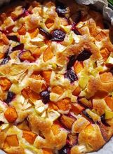 Biskvitni kolač s voćem