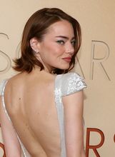 Emma Stone na Oscarima 2026. u srebrnoj haljini Louisa Vuittona - 1